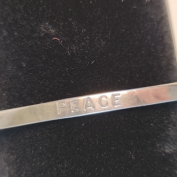 Three silverplated open bracelets - "Joy"- "Live, Love, Laugh" - "Peace" - Picture 11 of 13